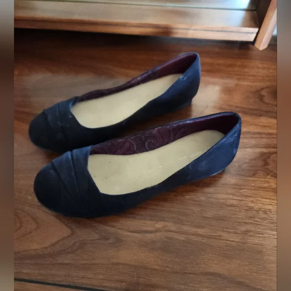 Report Black Suede Flats, Size 9.5 - Picture 2 of 4